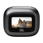 JBL - Écouteurs intra-auriculaires sans fil Live Flex 3 à réduction de bruit - Noir-Smart Charging Case pratique pour une commande sans application: Vous pouvez personnaliser chaque aspect de vos écouteurs JBL Live Flex 3 grâce à l’écran tactile 3,68 centimètres (1,45 pouce) de Smart Charging Case. L’écran vous donne un contrôle total sur votre son, quel que soit l’appareil (ordinateur portable, télévision, smartphone ou tablette), sans avoir besoin d’accéder à l’application JBL sur votre smartphone.