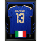 Frameworth - Coupe du Monde FIFA 2026 Officielle Italie Riccardo Calafiori Cadre Réplique de Maillot - 25,75 po x 33,75 po-Présentoir encadré de réplique de maillot sous licence officielle de la Coupe du Monde FIFA 2026 mettant en vedette Riccardo Calafiori.