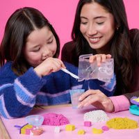 Kinetic Sand - Smoothie Mixer ensemble de jeu-Préparez des glaces et des smoothies : Les enfants peuvent créer leurs propres histoires culinaires en inventant des friandises fruitées avec 396 g de Kinetic Sand rose, jaune et blanc, un blender qui mélange vraiment le sable, un gobelet e à smoothie, un moule à glace et bien plus encore