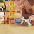 Magna-Tiles - Ensemble de construction magnétique Parc à chiots 27 pièces-Plus à découvrir: Ajoutez les ensembles Maison de jeu pour animaux de compagnie, Arbre à chat et Boule pour hamster MAGNA-TILES au parc à chiots pour créer un monde d’aventure pour les bébés à fourrure!