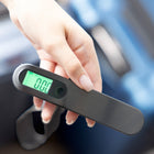 Travelon - Pèse-bagages rechargeable, Transit - Noir-La balance rechargeable élimine le problème de l'achat et de l'élimination fréquents des piles, ce qui permet d'économiser du temps et de l'argent. L'interface USB de type C est non seulement pratique, puisqu'il ne faut que 20 minutes pour passer de 0 à 100 % de recharge, mais aussi économe en énergie