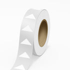 JAM Paper - Rouleaux d'étiquettes standard - triangle - 1 1/4 x 2 1/2 - film blanc brillant - 125 étiquettes/rouleau-Couleur : Film blanc | Faites ressortir votre courrier avec des étiquettes d'adresse d'expédition avec couche de film haute brillance (laminées).
