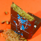 Habibi Dubai - Chocolat Boite Mélangée-Habibi Dubai Chocolat Baklava et Pistache – Ingrédients : Chocolat au lait (sucre, beurre de cacao, pâte de cacao, lécithine de soya (émulsifiant), vanille), knafeh (farine de blé, eau, beurre, sucre, fécule de maïs, sel), crème de pistache (pistaches, sucre, huile végétale, poudre de lait, émulsifiant), pâte de sésame (graines de sésame moulues, sel), beurre de cacao, pâte filo (farine de blé, eau, fécule de maïs, huile de tournesol, vinaigre, sel), kadaïf (farine de 