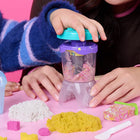 Kinetic Sand - Smoothie Mixer ensemble de jeu-Le blender tourbillonne vraiment : Moulez les fruits et les garnitures sur le couvercle, déposez les ingrédients dans le bol et mixez. « Versez » dans le gobelet à smoothie et superposé du sable coloré pour préparer des smoothies et des glaces
