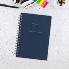 AT-A-GLANCE - Agenda scolaire hebdomadaire/mensuel Signature 2026-2027 - 8 1/2 po H x 5 3/8 po l - bleu marine - bilingue-Les pages spéciales incluent une liste de vacances, un calendrier de référence de 3 ans, un calendrier des événements, des contacts et des pages de notes