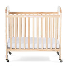 Foundations - NextGen Serenity Lit bébé compact-Des roulettes à deux boulons plus sûres et un rail de dentition plus épais rendent ce berceau encore plus durable dans les environnements commerciaux