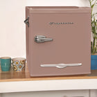 Frigidaire - Réfrigérateur bar rétro avec ouvre-bouteille sur le côté - 1,6 pi ca - Corail-Deux étagères dans la porte permettent le rangement facile des canettes individuelles ainsi que de bouteilles de 2 L