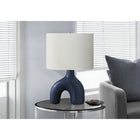 Monarch Specialties - Luminaire - 25 po H Lampe De Table - Céramique Bleue - Abat-Jour Ivoire / Crème - Contemporain - Moderne-Interrupteur rotatif pratique qui fonctionne avec une ampoule de 100 W (non incluse) pour éclairer instantanément un salon, un bureau ou une chambre à coucher