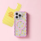 Ideal of Sweden - Print Pack Limone pour iPhone 16 Pro Max/15 Pro Max/14 Pro Max/13 Pro Max-Chaque pack comprend deux inserts qui se placent entre votre téléphone et une coque transparente, offrant ainsi un look polyvalent et personnalisé