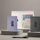 Wamaco - Collection Passionate Planner Pineapple - Agenda violet, journal gris, autocollants, bloc-notes, bloc-notes hebdomadaire, stylo-Professionnel - L'aspect magnifique et amusant de cette collection de planification complète lui permet d'égayer n'importe quel espace, tout en faisant preuve d'une organisation professionnelle.