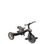 Globber - Tricycle Explorer – Sable-Poignée parentale réglable avec 2 hauteurs (92 cm, 96 cm du sol) et poignée en TPR pour une prise en main confortable. Le système de direction intégré et le système de roue libre avant permettent aux parents d’aider et de guider les tout-petits dans l’apprentissage de la direction