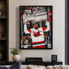 Frameworth - Seth Jarvis Toile encadrée 20 po H x 29 po l Carolina Hurricanes Champions de la Coupe Stanley 2026 - Sous licence officielle LNH/AJLNH-Encadre professionnellement au Canada par Frameworth Sports Marketing