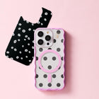 Ideal of Sweden - Print Pack Ecru Noir pour iPhone 16e/15/14/13/12/12 Pro-Avec une variété de designs parmi lesquels choisir, vous pouvez rafraîchir votre style à tout moment, sans ajouter de volume
