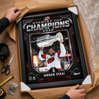 Frameworth - Cadre photoglass de Jordan Staal 16x20 des Carolina Hurricanes champions Coupe Stanley 2026 - 18 po l x 22 po H-Qualité Frameworth : fabriqué au Canada par Frameworth Sports Marketing, fondée en 1992, produisant des souvenirs sportifs sous licence officielle
