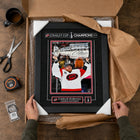 Frameworth - Frederik Andersen 16 po H x 20 po l Cadre signature réplique Carolina Hurricanes Champions de la Coupe Stanley 2026 - Sous licence officielle LNH/AJLNH-8
