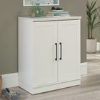 Sauder - Meuble bas HomePlus - Blanc-étagère réglable: L'armoire dispose d'une étagère réglable pour accueillir des articles de différentes hauteurs. Les caractéristiques supplémentaires comprennent des charnières réglables à fermeture automatique, des pieds niveleurs réglables et des ferrures décoratives