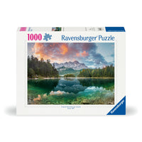 Ravensburger - Zugspitze à l'Eibsee, Allemagne Puzzle - 1000 pièces-Offrez-vous un moment de pure détente avec ce puzzle. Pièce par pièce, profitez de cette activité anti-stress qui favorise la concentration, la déconnexion et le lâcher-prise. Soulagez les tensions du quotidien, travaillez votre mémoire et exercez vos capacités cognitives : le puzzle est un jeu aux multiples bienfaits pour la santé 