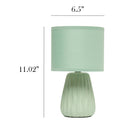 Simple Designs - Mini lampe de table texturée - vert sauge avec abat-jour assorti-c'est une mini-lampe la taille totale du produit est l : 6.5 x l : 6.5 x h : 11.02 et pèse 1.1 lbs. l'abat-jour mesure dia : 6.5 x h : 5.25