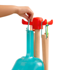 Battat - Set de nettoyage jouet -Stockage facile : Suspendez les jouets de nettoyage colorés sur le support, parfaitement dimensionné pour les tout-petits