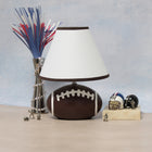 Simple Designs - Enfants Football Lampe de Table-Bulb requirement sold separately : Cette lampe de table utilise 1 x 40 watt type A19 E26 base moyenne, qui n'est pas incluse dans votre achat