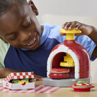 Play-Doh - Coffret Pizza « Stamp & Spin »-Ajoutez plus de 25 garnitures loufoques : saupoudrez du fromage rigolo à l'aide de la râpe et créez de fausses viandes et de faux légumes grâce aux nombreux moules intégrés à la cuisine-jouet