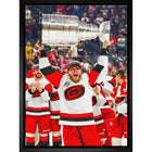 Frameworth - Nikolaj Ehlers Toile encadrée 20 po H x 29 po l Carolina Hurricanes Champions de la Coupe Stanley 2026 - Sous licence officielle LNH/AJLNH-Produit mural NHL and NHLPA sous licence officielle pour les amateurs des Carolina Hurricanes