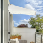 Outsunny - Parasol demi-patio avec manivelle et aération - 7,5 pi - blanc crème-Fabriqué avec une structure métallique solide offrant une résistance supérieure