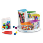 Learning Resources - Centre d'artisanat Create-a-Space™ 360-Couvercles sécurisés et colorés : Chacun des bacs de filature See-Thru Create-a-Space est livré avec un couvercle coloré pour un stockage sécurisé et un codage couleur facile dans les plans d'organisation de la classe !