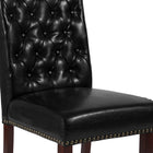 Chaise Parsons LeatherSoft noire HERCULES avec dossier roulé, garniture pour clous décoratifs et finition couleur noyer-Rembourrage en mousse haute densité