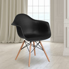 Flash Furniture - Chaise en plastique noir de la série Alonza avec pieds de bois-Patins glisseurs protecteurs en plastique