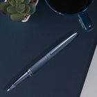 A.T. Cross - ATX Stylo à bille roulante, bleu foncé-Les produits Cross sont incontestablement garantis contre les bris mécaniques et tous les instruments d’écriture sont couverts par une garantie à vie. 