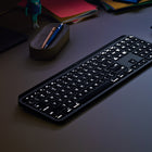 Clavier éclairé sans fil avancé pour Mac Logitech MX Keys - Gris cosmique-Utilisez un câble USB-C à USB-C pour charger et jouer ou travailler. MX Keys conserve sa charge jusqu’à 10 jours, ou 5 mois sans utilisation du rétroéclairage