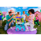 Play-Doh - Kitchen Creations Camion de glace géant-Comprend un jeu de jeu de camion à crème glacée, 2 moules à cuillère à crème glacée, moule à sandwich à la crème glacée, 4 plats, 6 cônes, moule à glace, 2 bâtons de glace, moule de carte de crédit, 2 rouleaux, scoop, outil de décoration, couteau, 3 cuillères, nettoyage Brosser, boîte vide et 12 canettes de composé de modélisation de marque Play-DOH (poids net 28 oz / 794 g).