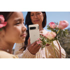 Google - Pixel 8 Pro - 256 Go - Porcelaine - Bell et Virgin Plus-Dites simplement " Hey Google " pour garder contact avec des proches, gérer des tâches, obtenir des réponses et plus encore