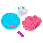 Kinetic Sand - Surprise Mini-surprise mystère avec 113 g - Élaboré à partir de sable naturel (plusieurs modèles disponibles)-Le seul et unique Kinetic Sand : Le Kinetic Sand est le sable à modeler original que les enfants adorent. Remuez le sable, sentez-le couler entre vos doigts comme un liquide qui se déplace lentement. Il coule, bouge et fond