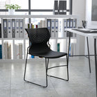 Flash Furniture – Chaise empilable Hercules à tubulure noire style traîneau, siège et dossier plein noirs-Le dossier perforé permet la circulation de l'air