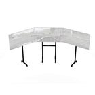 Course de niveau supérieur Stand indépendant à trois moniteurs-Le support comprend à la fois des roues verrouillables pour un déplacement facile et des pieds réglables en hauteur, à vous de choisir.