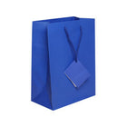 Jam Paper - Sacs cadeaux - Moyens - 8 po x 10 po x 4 po - Bleu mat - Paquet de 100-Couleur : sacs cadeaux en papier mat bleu.