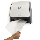 Scott - Distributrice automatique d’essuie-mains Slimroll - pour essuie-mains Scott Slimroll avec mandrin orange - 11,8 po x 12,35 po x 7,25 po - Blanche-Sa conception compacte lui permet de s’adapter aux espaces restreints grâce à un profil mince.