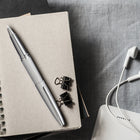 A.T. Cross - ATX Stylo à bille roulante, gris titane-Les produits Cross sont incontestablement garantis contre les bris mécaniques et tous les instruments d’écriture sont couverts par une garantie à vie. 
