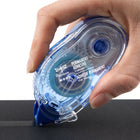 Tombow – Ruban adhésif permanent avec distributeur (62106)-Embout en forme de spatule pour une application précise et propre.  Capuchon protecteur à charnière