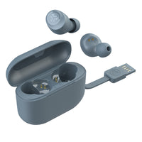Jlab Écouteurs Sans Fil GO Air POP - Ardoise-Longue durée de vie de la batterie. GO Air POP offre plus de 8 heures d’autonomie dans chaque écouteur et plus de 24 heures supplémentaires grâce à l’étui de recharge (plus de 32 heures au total). Remettez-les dans l’étui pour les recharger, et utilisez le câble USB intégré pour charger l’étui.