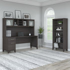 Bush Furniture - Bureau 72 po avec huche et bibliothèque à 5 tablettes Somerset - Gris orage-La surface de travail spacieuse 72" L offre amplement d’espace pour étaler votre ordinateur et vos documents