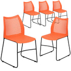 Chaise empilable orange HERCULES à dossier ventilé et à base traîneau enduite de poudre noire avec une capacité de 661 lb-Ensemble de 5 chaises empilables polyvalentes