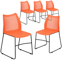 Chaise empilable orange HERCULES à dossier ventilé et à base traîneau enduite de poudre noire avec une capacité de 661 lb-Ensemble de 5 chaises empilables polyvalentes