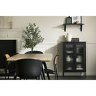 South Shore - Eddison - Armoire de rangement à portes vitrées - Noir-Une salle à manger organisée : vous cherchez à mettre de l’ordre dans votre salle à manger? Optez pour ce buffet étroit fait en hauteur qui vous permettra de ranger linges de table, verres et autre vaisselle d’occasion.