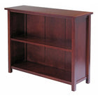 Winsome – Étagère de rangement Milan ou bibliothèque, 3 niveaux, haute, noyer antique-Cette étagère est un excellent choix pour la maison; avec son fini couleur noyer antique, ce meuble comporte 2 grandes tablettes en plus d’un troisième niveau pour y afficher vos photos