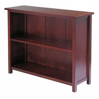Winsome – Étagère de rangement Milan ou bibliothèque, 3 niveaux, haute, noyer antique-Cette étagère est un excellent choix pour la maison; avec son fini couleur noyer antique, ce meuble comporte 2 grandes tablettes en plus d’un troisième niveau pour y afficher vos photos