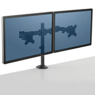Fellowes Bras doubles écrans Reflex-Changez d’angle de vue sans effort avec une portée de 2,5 po à 27 po et réglage en hauteur de 3,5 po à 16,5 po.