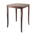 Winsome – Table haute Inglewood à la surface incurvée, noyer antique-La table haute Inglewood comprend une surface incurvée et des pattes fuselées. Construction en bois massif, fini noyer antique. Chaise haute/tabouret assortie pour compléter l’ensemble.